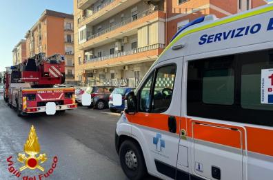 Brindisi, 90enne non risponde ai parenti: svenuta nel letto, salvata dai vigili del fuoco