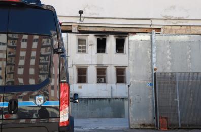 Carcere Bari, l'incendio nel centro medico provocato da corto circuito, intossicati un detenuto e 4 agenti