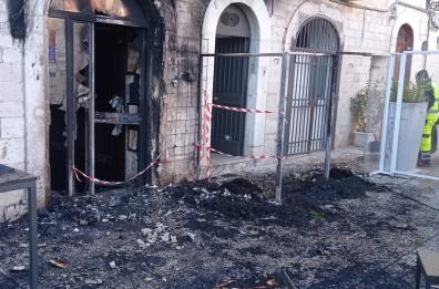 Trani, incendio di piazza Longobardi: è caccia aperta all’incappucciato