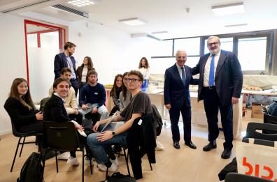 Bari, Emiliano visita sedi pugliesi multinazionale Bip: «Regione vuole trattenere i giovani»