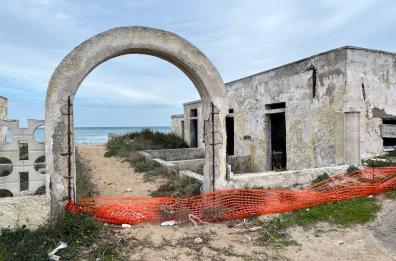 Frigole, demolito ex lido Marina Rella, «ecomostro»: restituita la spiaggia
