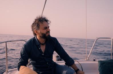 «Fuori di notte», il pugliese Paolo Pace torna con un viaggio introspettivo in una corsa al chiaro di luna