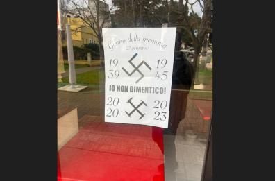 Casarano, spunta locandina con svastiche e siringhe: polemica su paragone tra Shoah e vaccini