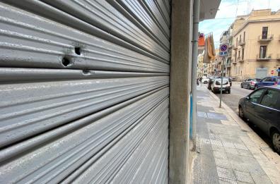 Spari in strada, i colpi fino in casa: a Bari paura per donna e figlio disabile