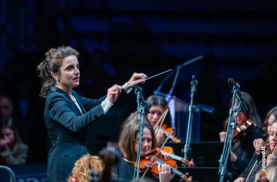 «La percussionista sexy», e la direttrice d'orchestra leccese che diventa «Signora»: bufera social su Bonolis