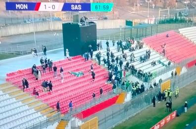 Paura durante la partita Monza-Sassuolo: tifoso cade dagli spalti, match interrotto