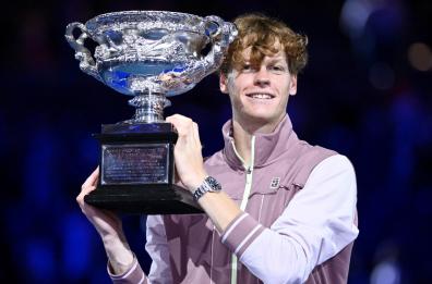 Australian Open, l'italiano Sinner trionfa dopo una partita di 4 ore contro Medvedev. Meloni: «Una pagina di storia». Anche la Puglia nell'albo d'oro Slam