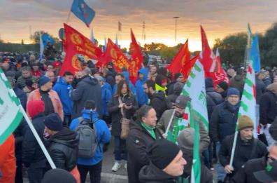 Ex Ilva, un lunedì di protesta: sindacati, imprese e migliaia di lavoratori in corteo. Il coro: «Mittal via da Taranto»