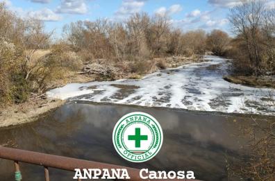Canosa, nel fiume Ofanto una chiazza schiumosa e maleodorante