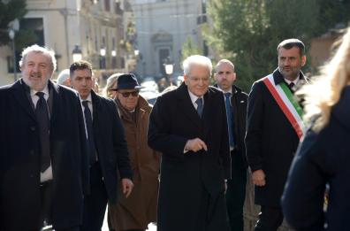 Bari, il Teatro Piccinni accoglie Mattarella fra gli applausi: il Presidente in città per anniversario congresso Cln. Donata copia della «Gazzetta» di 80 anni fa