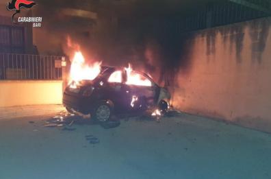 Bruciarono auto moglie assessore per avere gestione dei campi di calcio a Cellamare: 2 arresti