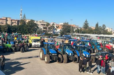 Protesta trattori, agricoltori dauni nel porto di Manfredonia