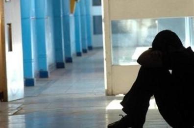 Insultato e picchiato dai compagni per il colore della pelle: incubo a Lecce per un 17enne
