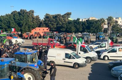 Nardò, la protesta continua, oltre 100 trattori in corteo: «Non ci fermeremo»