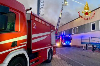 Ferrandina, all'alba incendio in un opificio nella zona industriale:  ingenti i danni