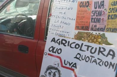 Trattori sulla statale da Candela a Foggia, 200 mezzi e sit- in alla Camera di Commercio/VIDEO