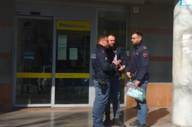 Foggia, rapina in un ufficio postale: in fuga tre uomini, uno è armato/VIDEO
