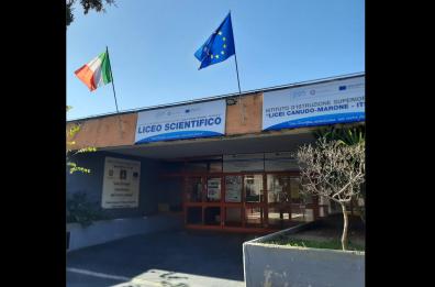 Gioia, al liceo spunta un cartellone con una svastica: è bufera