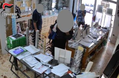 Lecce, undici furti in esercizi commerciali con le stesse modalità : due arresti 