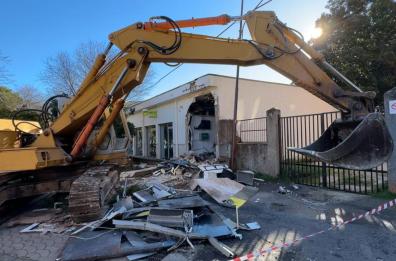 San Marco in Lamis, malviventi sradicano postamat con la ruspa: danno enorme. Bottino di 300mila euro. «Ufficio postale inagibile, oggi giorno di pensioni»