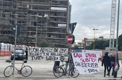 Minacce anarchiche alla giudice barese, ma l’imputato in aula si difende: «Sono solo un poeta»