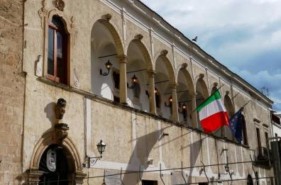 I dipendenti assenteisti dovranno risarcire il Comune di Manfredonia: se ne andavano al bar