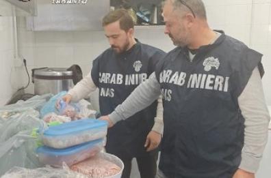 Kebabberia con sporco e grasso, un quintale di cibo sequestrato: Nas in azione nel Tarantino