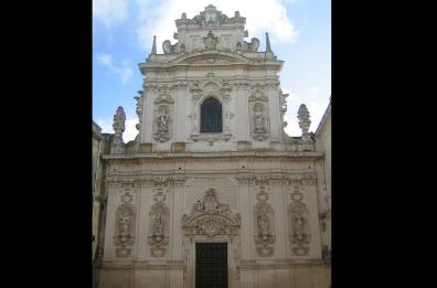 Lecce, entrano in chiesa di notte e profanano Eucaristia: la condanna del vescovo. Rubato anche denaro