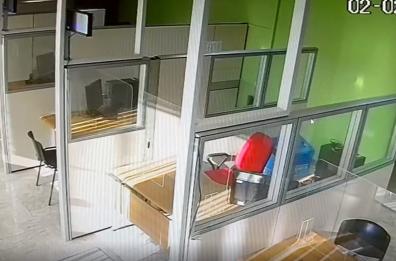 Supera il front-office e irrompe in sede Arca Bari per inveire contro i dipendenti: da lunedì uffici chiusi