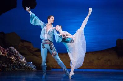 In scena al Petruzzelli di Bari «Les Étoiles», il gala internazionale di danza