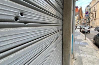 Bari, spari in strada al Libertà, i colpi arrivarono in casa: arrestato 19enne