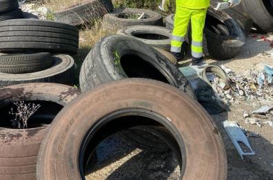 Pneumatici, bottiglie di plastica e materassi ovunque a Taranto: tutto ripulito