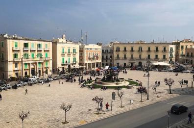 Da Bitonto a Giovinazzo, lite e inseguimento per strada: 40enne picchiato a sangue in piazza