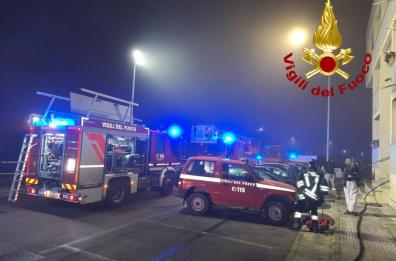 Monteroni, in fiamme un'intera palazzina di tre piani, salve dodici persone