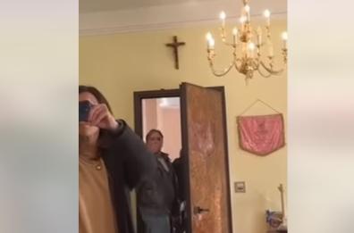 Brindisi, tagli al centro antiviolenza: il vice sindaco sfida i manifestanti con un bacio