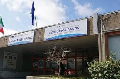 Gioia del Colle, dopo la svastica arrivano i cori contro prof. Snals: segnalazione a ufficio scolastico