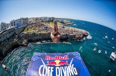 Torna per la 12esima volta la Red Bull Cliff Diving: tuffi da paura a Polignano