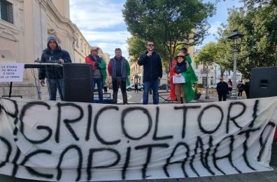 Foggia, gli agricoltori in corteo, fermi i trattori simbolo della protesta 
