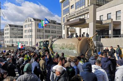 Potenza, 200 trattori davanti alla sede della Regione: tensioni e applausi al presidio di 3 giorni agli agricoltori 