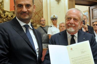 Calcio, la gaffe di De Laurentiis e la reazione della curva Nord: “Via da Bari”. Siete d’accordo?