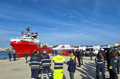 Porto di Brindisi, arrivata la nave Ocean Viking con 261 migranti a bordo