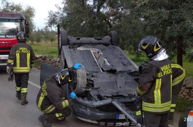 Auto si ribalta sulla strada provinciale 236 Bitritto - Sannicandro: ferito il conducente
