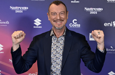 Sanremo 2024, la scaletta della serata dei duetti: Lorella Cuccarini co-conduttrice. Incidente fuori dal Palafiori, operaio cade da una scala