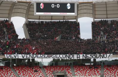Calcio: lo striscione degli ultras del Bari contro DeLa: «devi vendere»