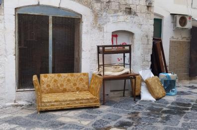 A Bari vecchia c'è un divano itinerante: abbandonato per strada, migra da giorni