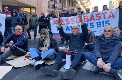 Ex Ilva, gli imprenditori dell'indotto di Acciaierie d'Italia incatenati davanti alla Prefettura