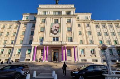 Le colonne della Casa Sollievo di San Giovanni Rotondo adornate di viola