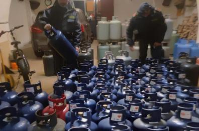 Salento, GdF scopre 5 depositi per stoccaggio abusivo di bombole gpl