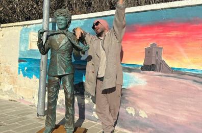 Sanremo 2024, i Negramaro tornano nel Salento e Giuliano va a «salutare» la statua di Battisti