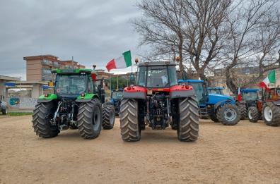 Protesta agricoltori: 70 trattori arrivati da Brindisi a Bari: «Ignorati dalle istituzioni». L'incontro con Emiliano